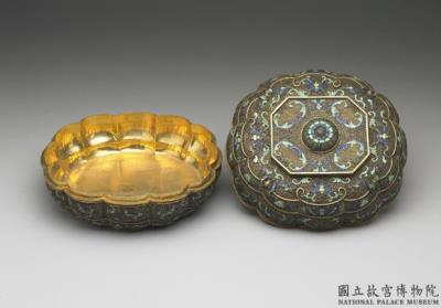 图片[2]-Petal-shaped box with filigree metalwork of happiness and longevity symbols and leaf scrolls of champleve enamel. Qing dynasty (1644-1911)-China Archive